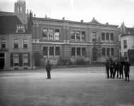 810495 Gezicht op de voorgevel van het Stedelijk Gymnasium (Janskerkhof 4) te Utrecht.